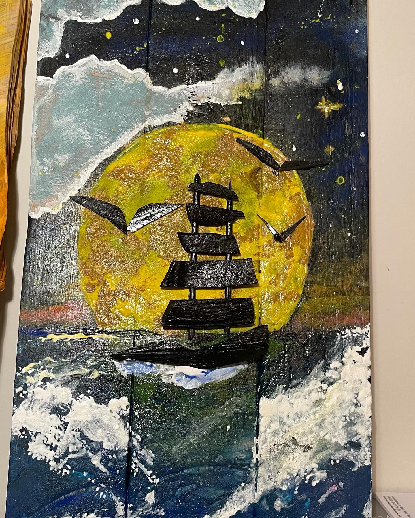 Czarny statek pod księżycem